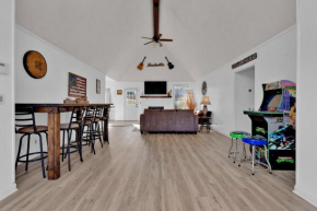 8 Beds! Spacious Abode IDEAL for Larger Groups!